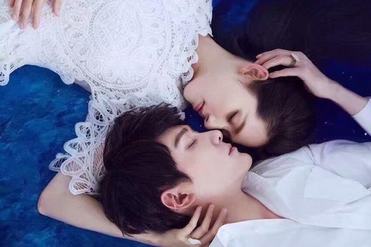 闪亮派对上的女孩