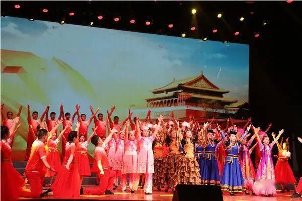 网飞《降世神通》真人剧新剧照 好帅气的光头