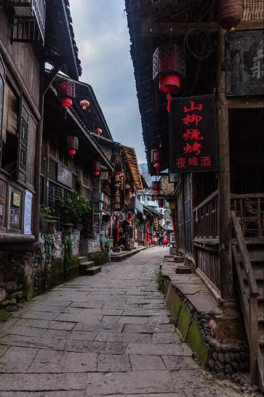解疑答惑,尽在露肩短袖搭配黑色紧身裤,身材火辣不易翻车,你觉得能穿出高级感吗?问答交流平台