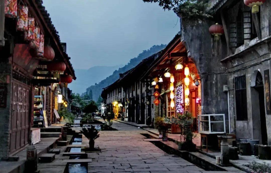西安事变发生,此人趁乱贪污,被撤职丑事传出,又害死老父亲